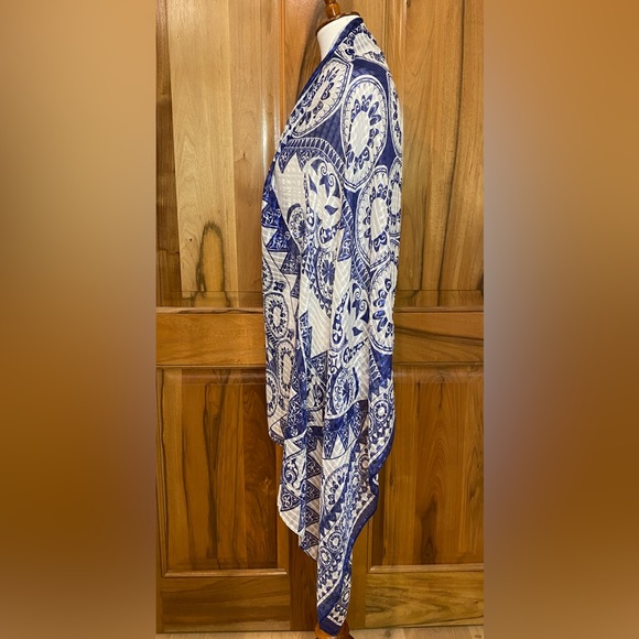 C - Shimmering Deep Blue & Bright White Lightweight Woven Scarf, Rough Hem - EUC - Picture 8 of 16